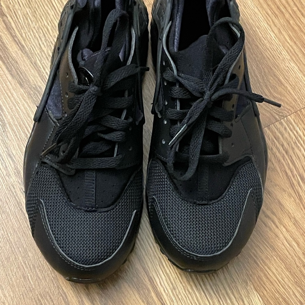 Brand new all black Nike huarache run size 6y